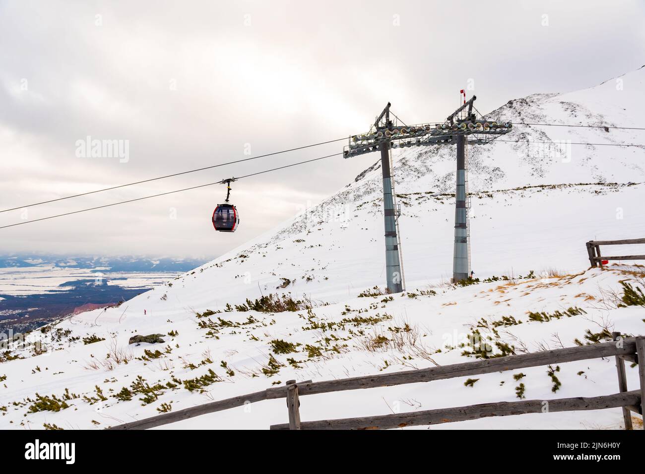 Tatranska Lomnica - 4,2.2022: Téléphérique de Moder au mont Skalnate Pleso, région des Hautes Tatras, Slovaquie Banque D'Images