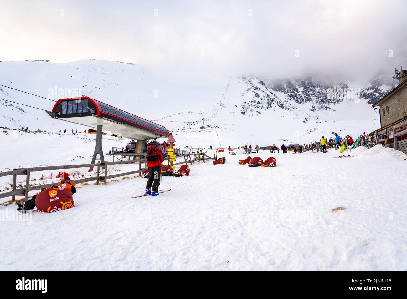 Tatranska Lomnica - 4,2.2022: Skieurs et touristes à Skalnate Pleso montagne, haute région des Tatras, Slovaquie. Près est le pic Lomnicky Stit. Lance d'hiver Banque D'Images