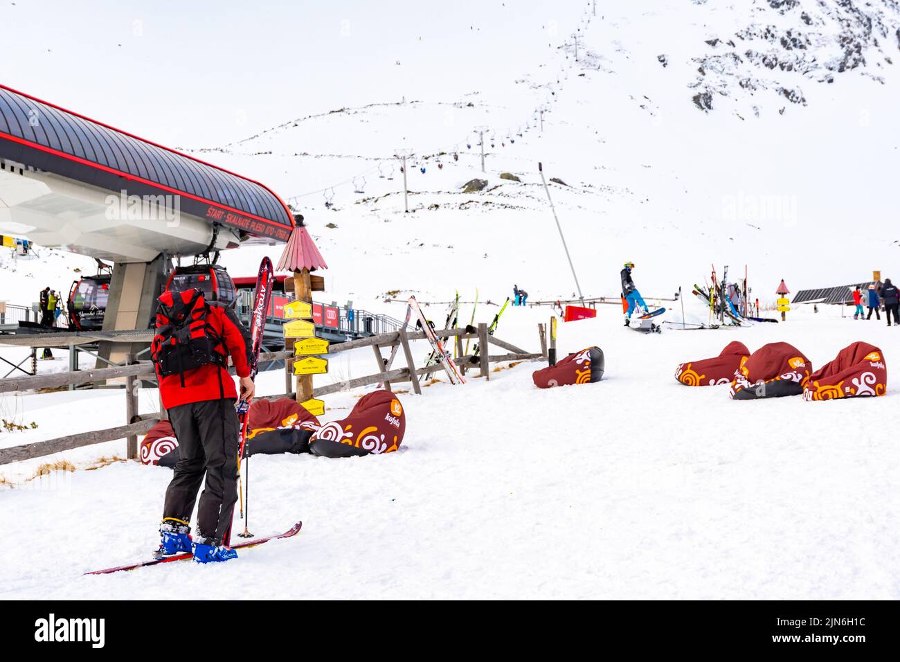 Tatranska Lomnica - 4,2.2022: Skieurs et touristes à Skalnate Pleso montagne, haute région des Tatras, Slovaquie. Près est le pic Lomnicky Stit. Lance d'hiver Banque D'Images