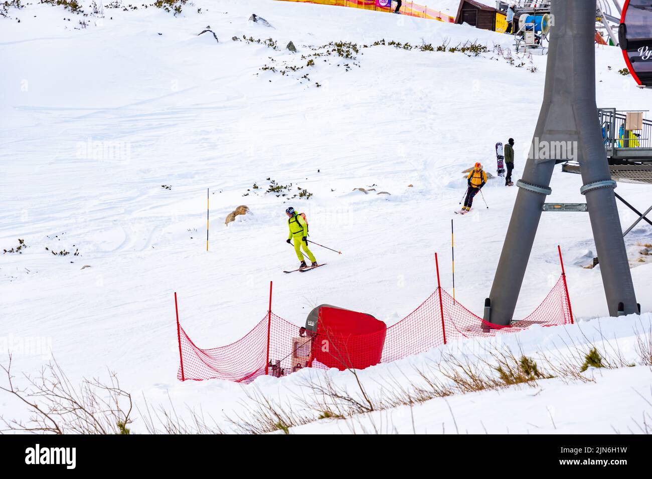 Tatranska Lomnica - 4,2.2022: Skieurs et touristes à Skalnate Pleso montagne, haute région des Tatras, Slovaquie. Près est le pic Lomnicky Stit. Lance d'hiver Banque D'Images