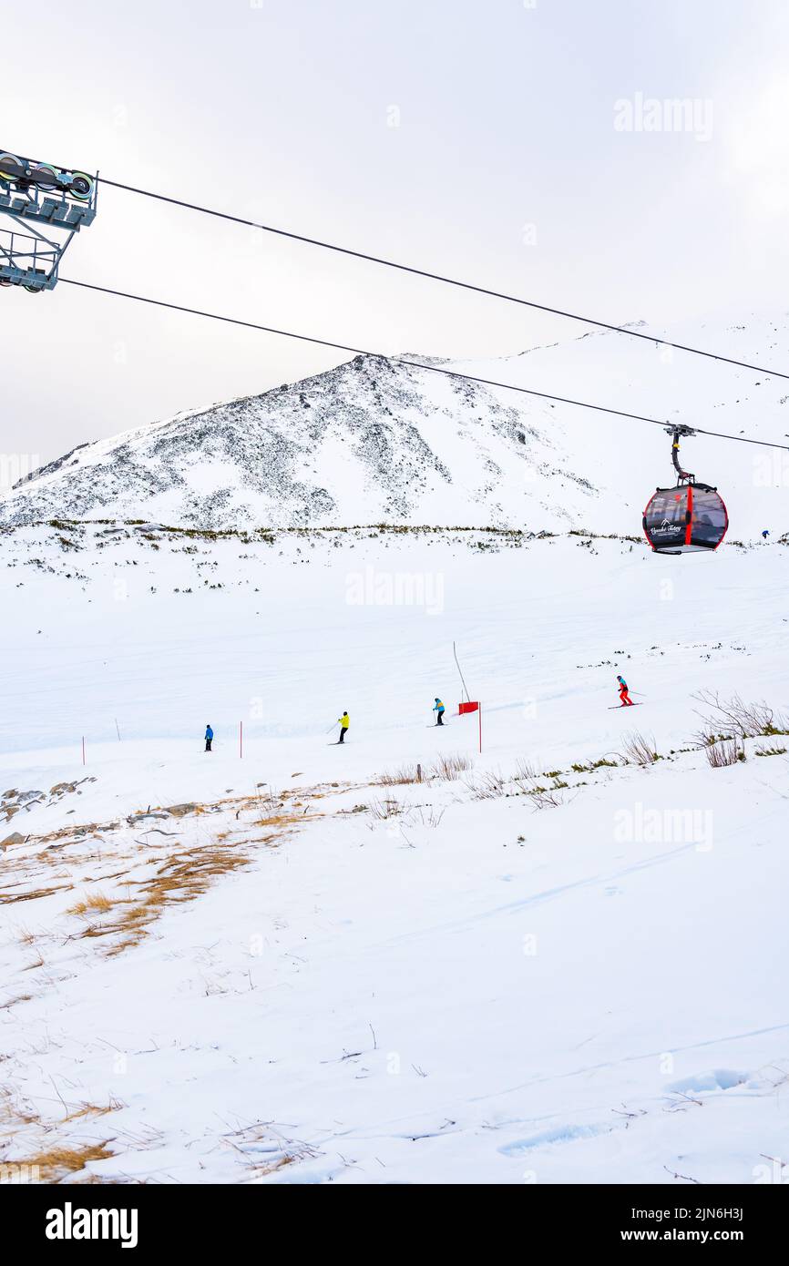 Tatranska Lomnica - 4,2.2022: Skieurs et touristes à Skalnate Pleso montagne, haute région des Tatras, Slovaquie. Près est le pic Lomnicky Stit. Lance d'hiver Banque D'Images