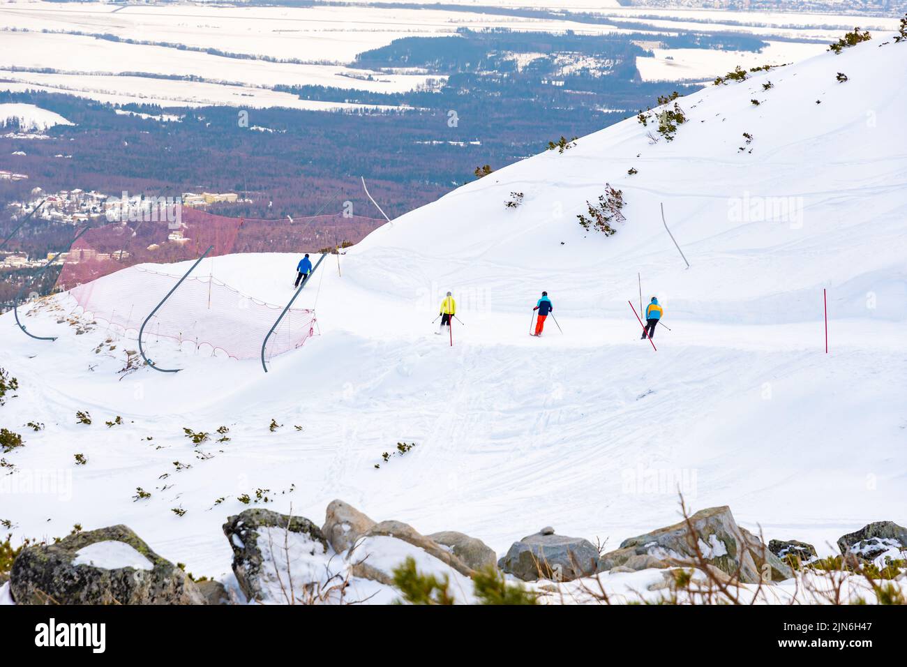 Tatranska Lomnica - 4,2.2022: Skieurs et touristes à Skalnate Pleso montagne, haute région des Tatras, Slovaquie. Près est le pic Lomnicky Stit. Lance d'hiver Banque D'Images