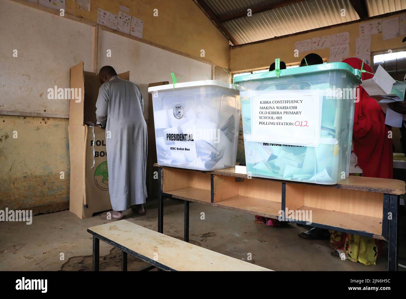 Un résident des bidonvilles de Kibera marque son bulletin de vote dans un kiosque de vote de l'école primaire de Old Kibera pendant les élections générales de 9 août 2022. Des élections générales ont lieu au Kenya le 9 août 2022. Les électeurs éliront le Président, les membres de l'Assemblée nationale et du Sénat, les gouverneurs de comté du Kenya et les membres des 47 assemblées de comté du Kenya. Des élections générales ont lieu au Kenya tous les cinq ans. Il s'agit de la troisième élection générale et du quatrième président depuis la promulgation du référendum constitutionnel de 2010. Banque D'Images