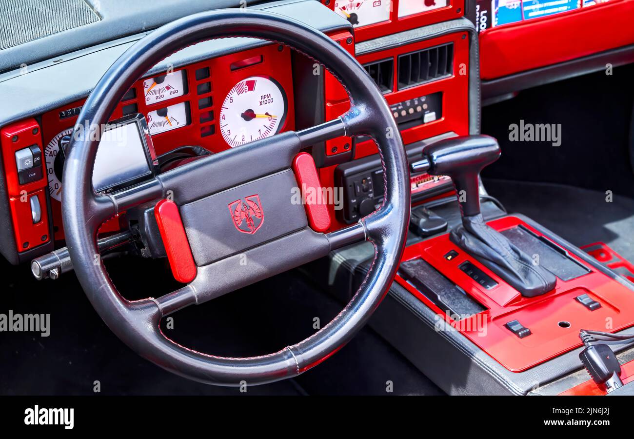 Le volant et le tableau de bord du Fiero de Pontiac dans la voiture rouge de General Motors à Hanovre, en Allemagne, en 23 juillet 2022 Banque D'Images