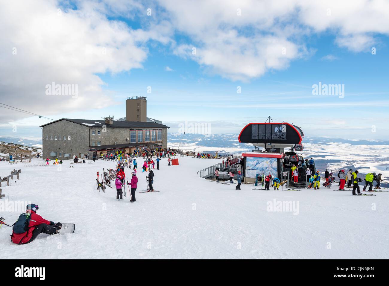 Tatranska Lomnica - 4,2.2022: Skieurs et touristes à Skalnate Pleso montagne, haute région des Tatras, Slovaquie. Près est le pic Lomnicky Stit. Lance d'hiver Banque D'Images