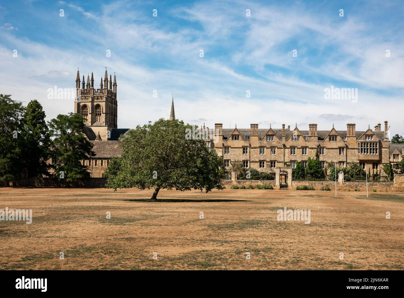 Oxford, Royaume-Uni, 9 août 2022. Les terrains de jeux normalement luxuriants près de Merton College d'Oxford cuisent sous le soleil d'été chaud, en jaune paille après le temps sec prolongé. Crédit : Martin Anderson/Alay Live News Banque D'Images