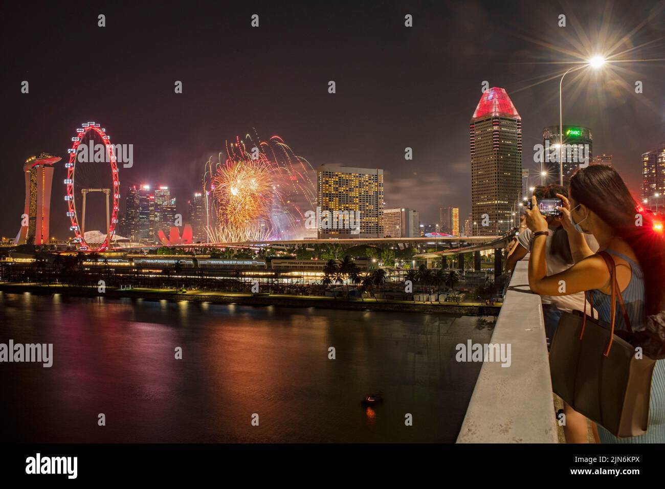 Singapour. 9th août 2022. Des feux d'artifice illuminent le ciel lors des célébrations de la Journée nationale 57th à Singapour, le 9 août 2022. Crédit: Puis Chih Wey/Xinhua/Alay Live News Banque D'Images