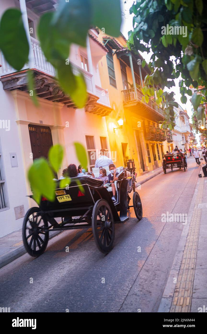 Visiteurs profitant d'une promenade en calèche à Cartagena de Indias, Colombie Banque D'Images