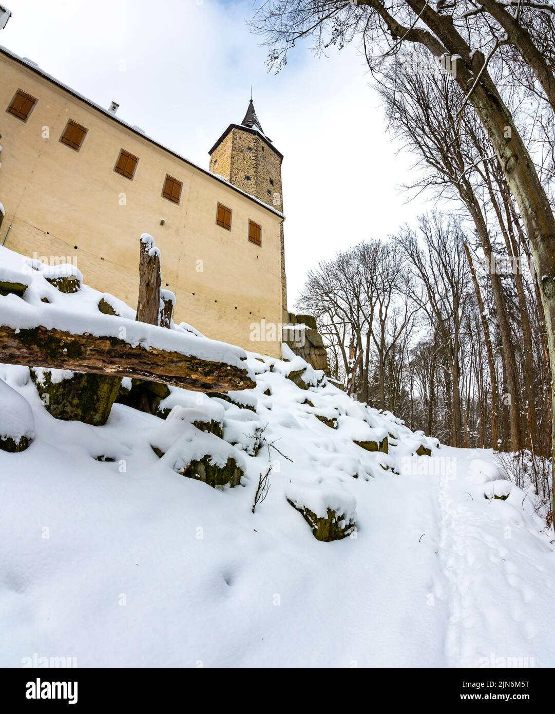 Château médiéval de Rostejn en hiver pendant les chutes de neige. Le château est situé dans une forêt profonde près de la ville de Telc. Hiver et neige, belle nature. Banque D'Images