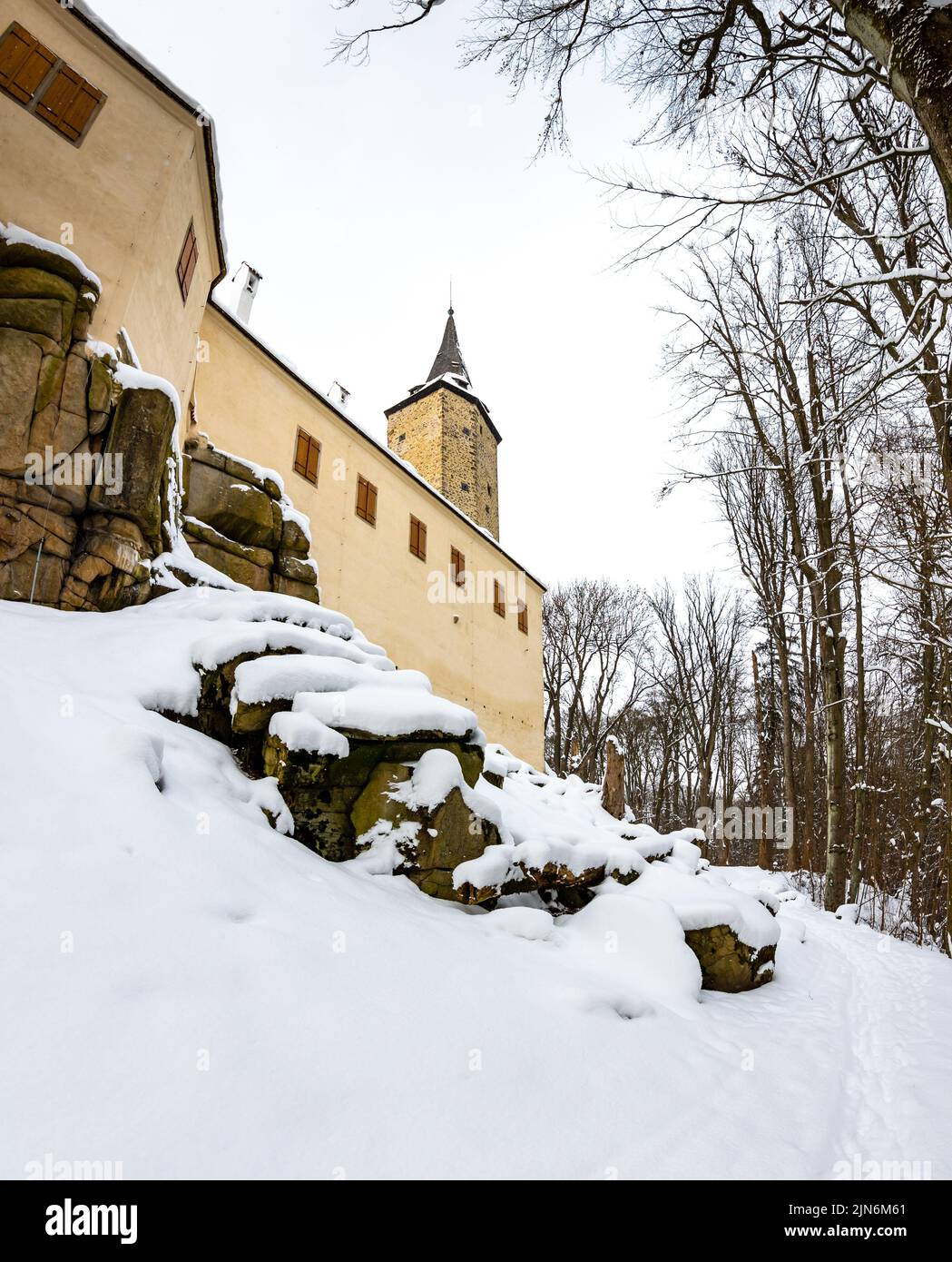 Château médiéval de Rostejn en hiver pendant les chutes de neige. Le château est situé dans une forêt profonde près de la ville de Telc. Hiver et neige, belle nature. Banque D'Images