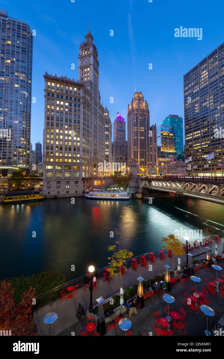 Vue sur le centre-ville de Chicago sur la rivière. Banque D'Images