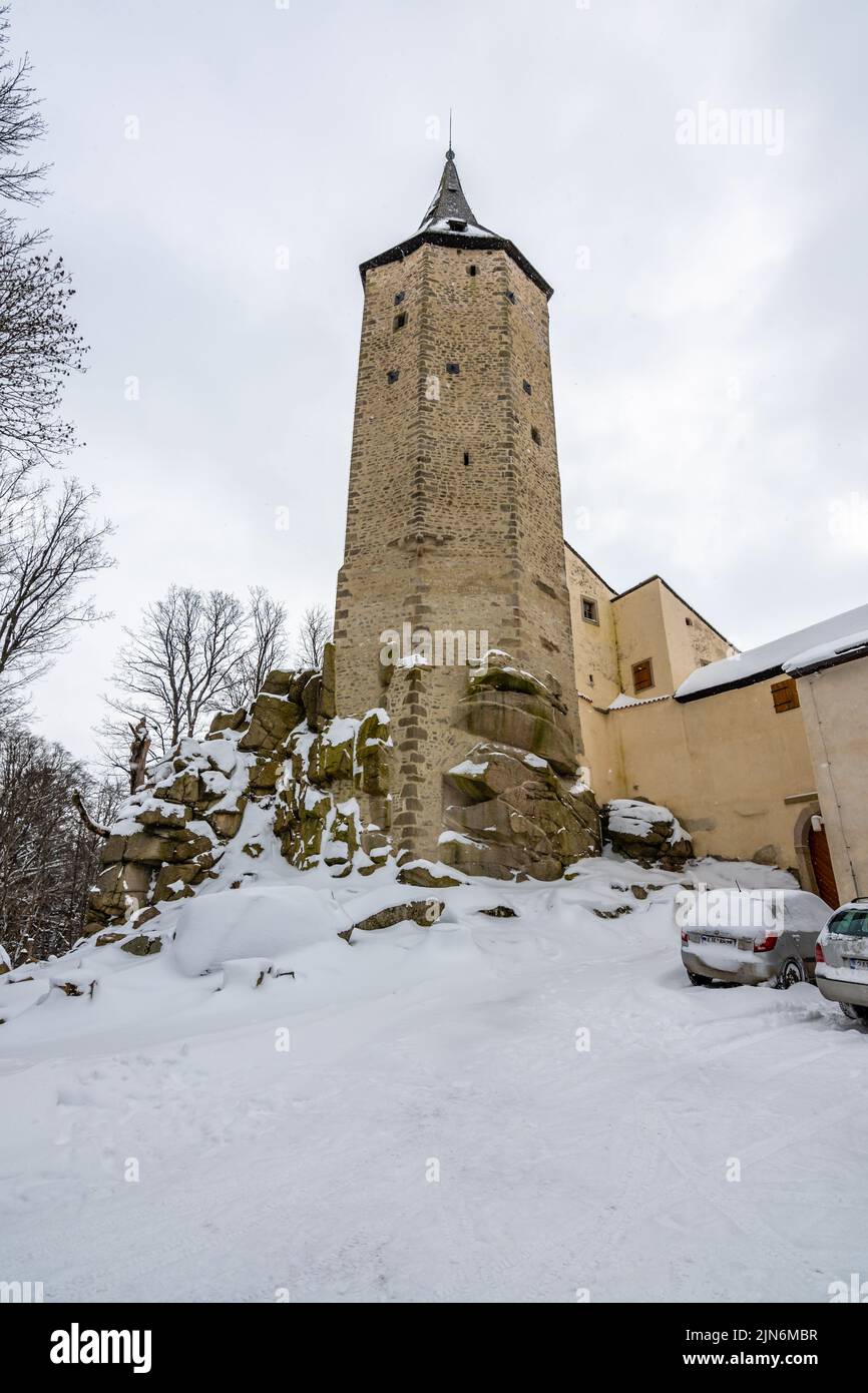 Château médiéval de Rostejn en hiver pendant les chutes de neige. Le château est situé dans une forêt profonde près de la ville de Telc. Hiver et neige, belle nature. Banque D'Images