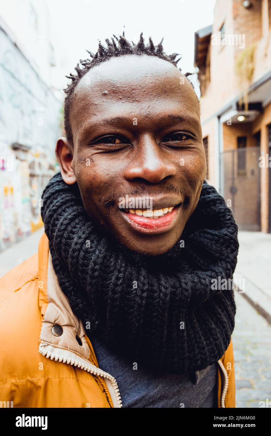 gros plan homme noir d'origine africaine souriant Banque D'Images