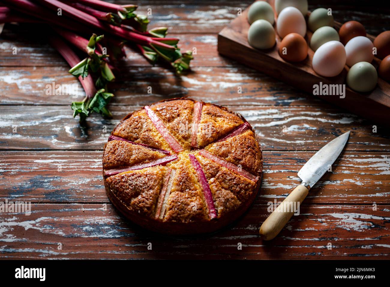 Gâteau à la rhubarbe avec œufs et rhubarbe Banque D'Images