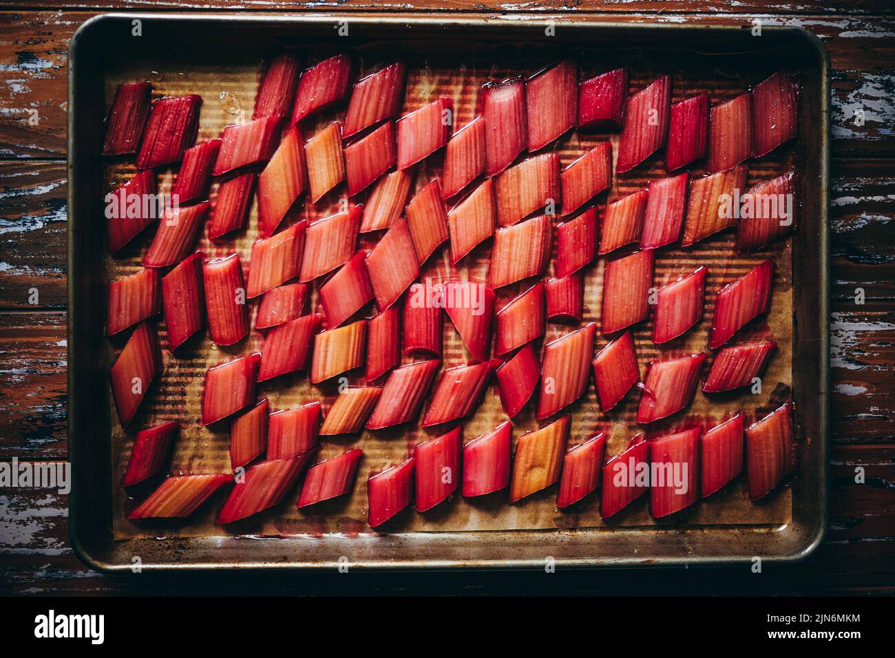 Rôti de rhubarbe sur une plaque de cuisson Banque D'Images