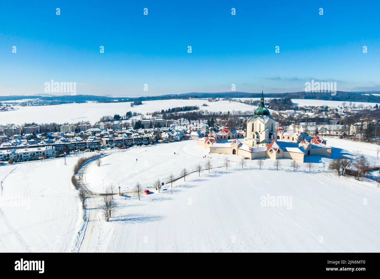 Vue aérienne par drone de l'église de pèlerinage de Saint-Jean de Nepomuk, Zdar nad Sazavou, République tchèque. Patrimoine de l'UNESCO. Ancien monastère de Zelena Hora h. Banque D'Images