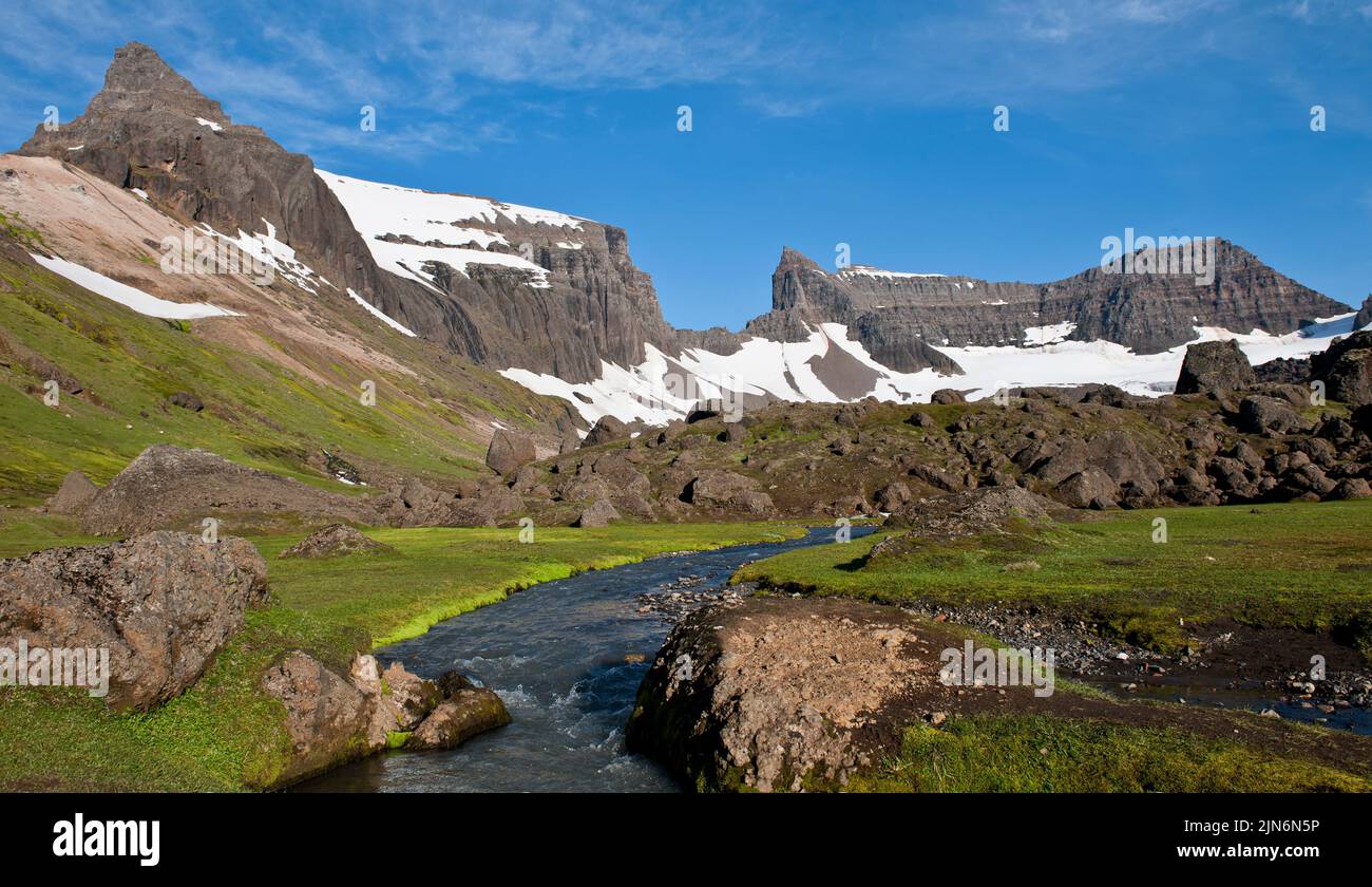 Vue panoramique sur la montagne Dyrfjoll dans les fjords est de l'Islande Banque D'Images