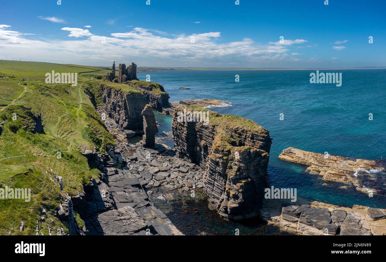 Wick, Royaume-Uni - 26 juin 2022 : vue en grand angle de la côte de Caithness et des ruines du château historique Sinclair Girnigoe Banque D'Images