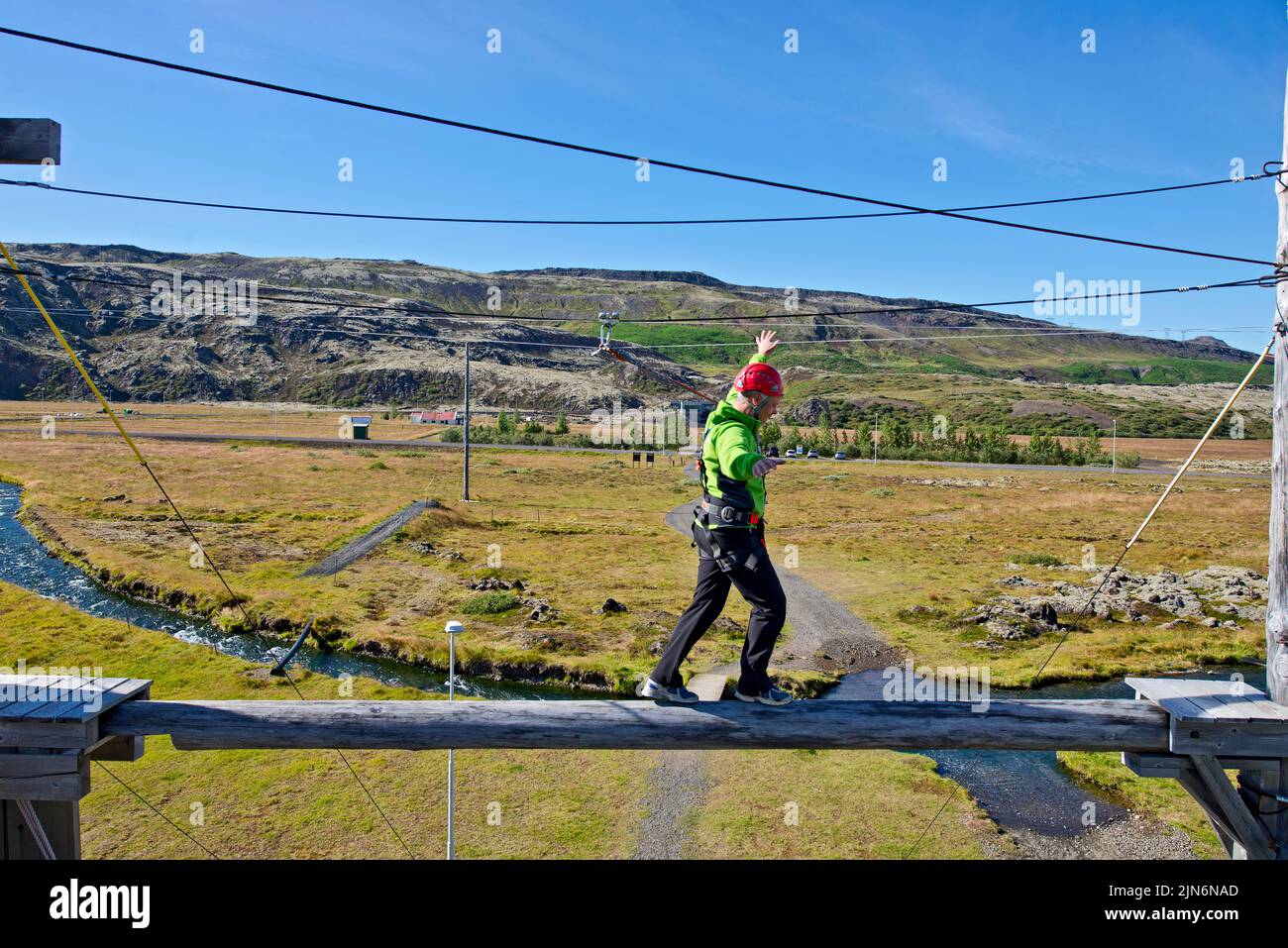 Homme en équilibre sur la planche au cours d'accès à la corde en Islande Banque D'Images