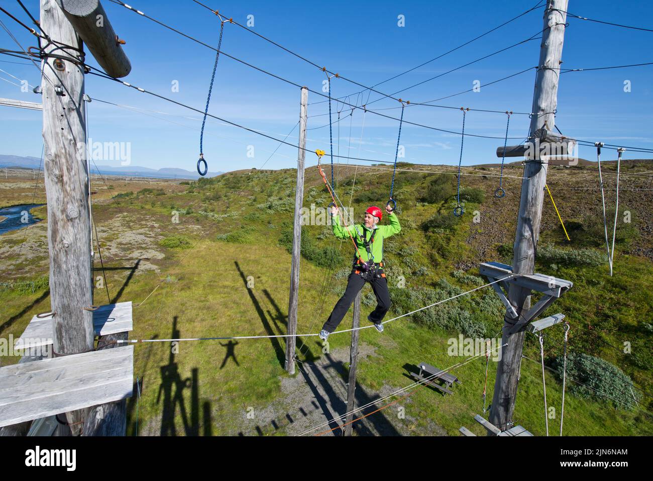 Homme en équilibre sur corde au cours d'accès à la corde en Islande Banque D'Images