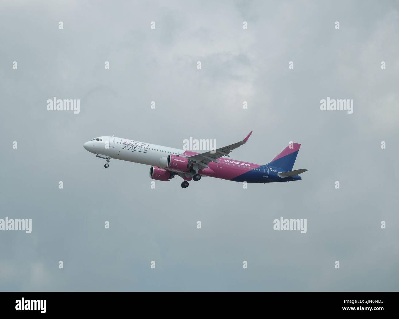 Wizz Air décollage de l'aéroport international de Naples. Banque D'Images