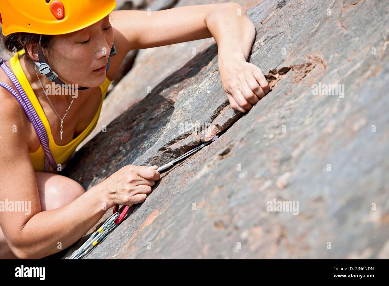 Femme grimpant dans la carrière de grotte de Fairy en Angleterre Banque D'Images
