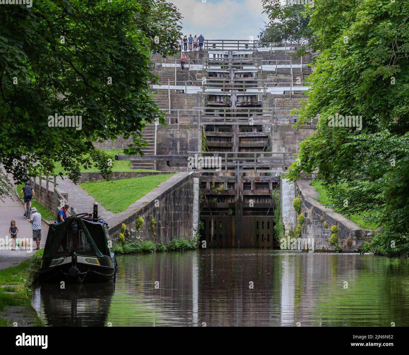 Bingley cinq écluses dans le West Yorkshire. Il est connu sous le nom d'écluse d'escalier, et est situé sur le canal Leeds Liverpool à Bingley. Banque D'Images