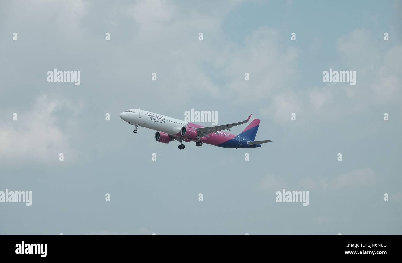 Wizz Air décollage de l'aéroport international de Naples. Banque D'Images