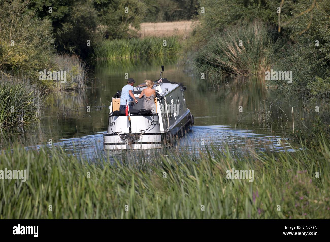 Les gens qui apprécient la croisière sur narrowboat sur la rivière Avon Weston sur Avon Warkwickshire Royaume-Uni Banque D'Images