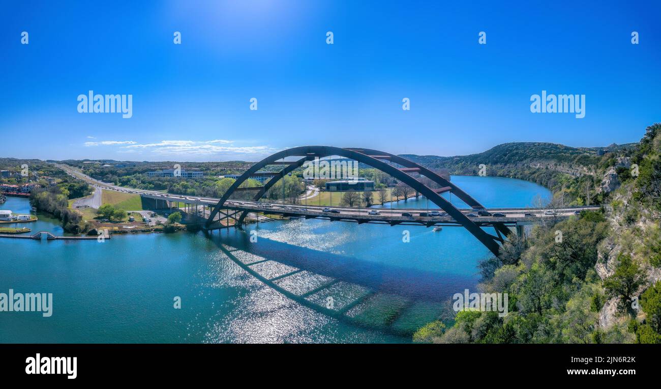 Austin, Texas - à travers le pont d'arche au-dessus du fleuve Colorado. Véhicules passant sur le grand pont contre la vue des bâtiments et ciel dégagé backgroun Banque D'Images