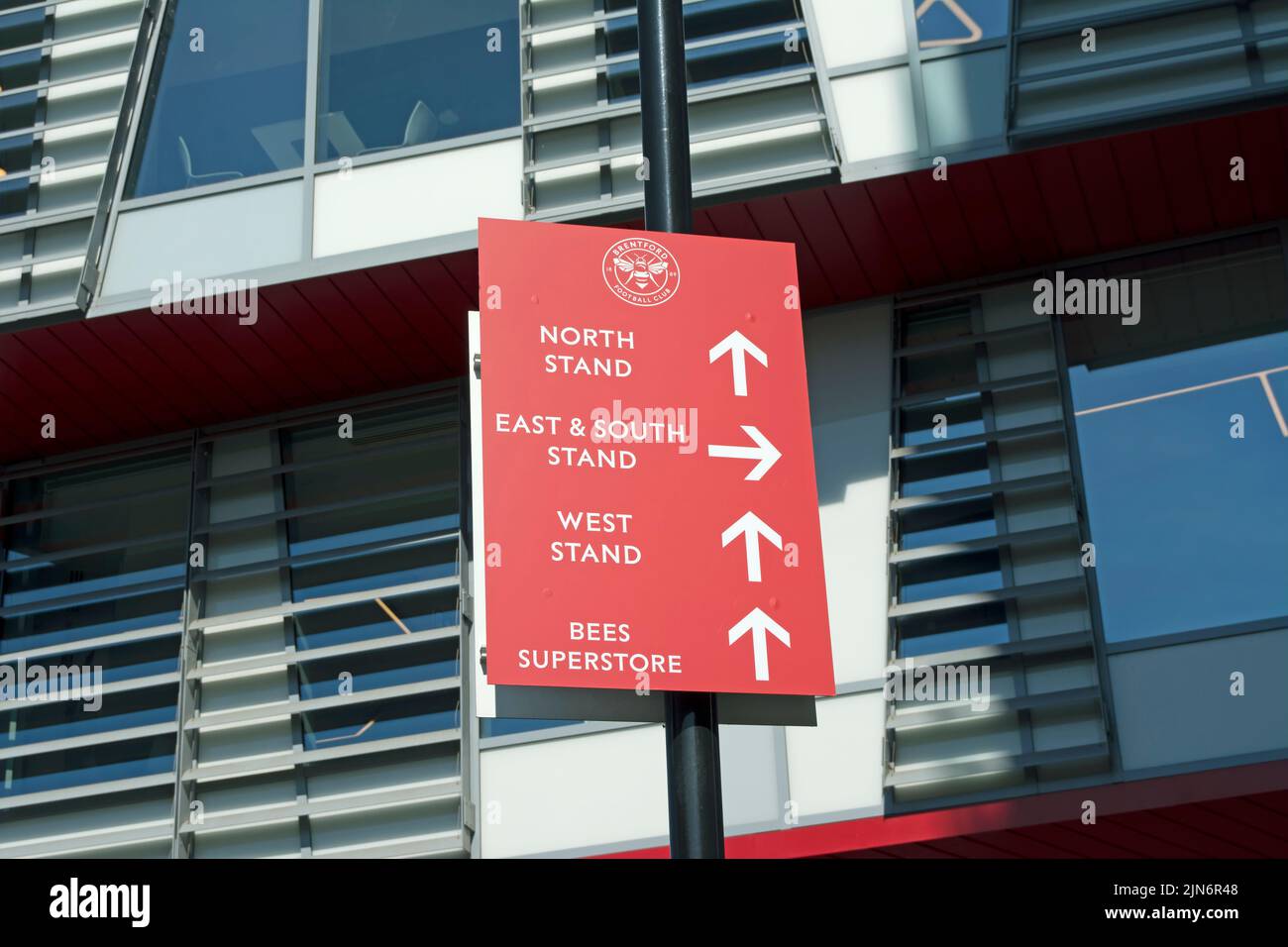 panneau de direction dans les couleurs du club à l'extérieur du stade du club de football de brentford, actuellement appelé le stade de la communauté gtech, brentford, londres, angleterre Banque D'Images