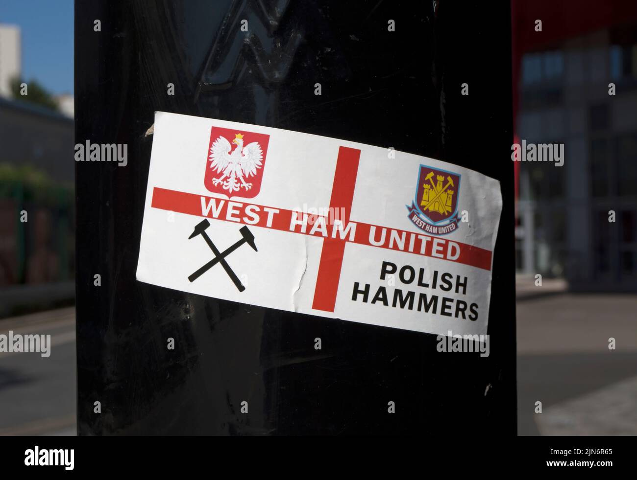 autocollant sur un poste à l'extérieur du stade de la communauté gtech, domicile de brentford fc, désignant les fans polonais de west ham united, à brentford, londres, angleterre Banque D'Images