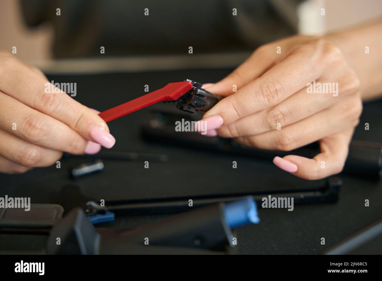 Armes démontées, un kit de nettoyage, des brosses sont sur la table Banque D'Images