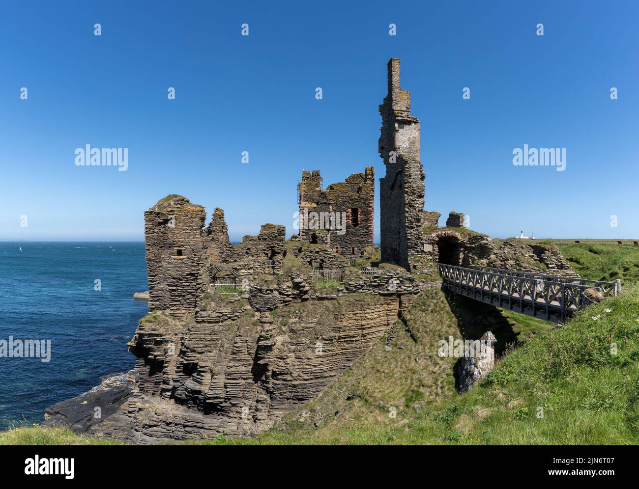 Wick, Royaume-Uni - 26 juin 2022 : vue sur la côte de Caithness et les ruines du château historique Sinclair Girnigoe Banque D'Images