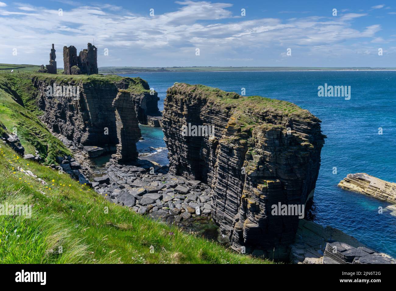 Wick, Royaume-Uni - 26 juin 2022 : vue sur la côte de Caithness et les ruines du château historique Sinclair Girnigoe Banque D'Images