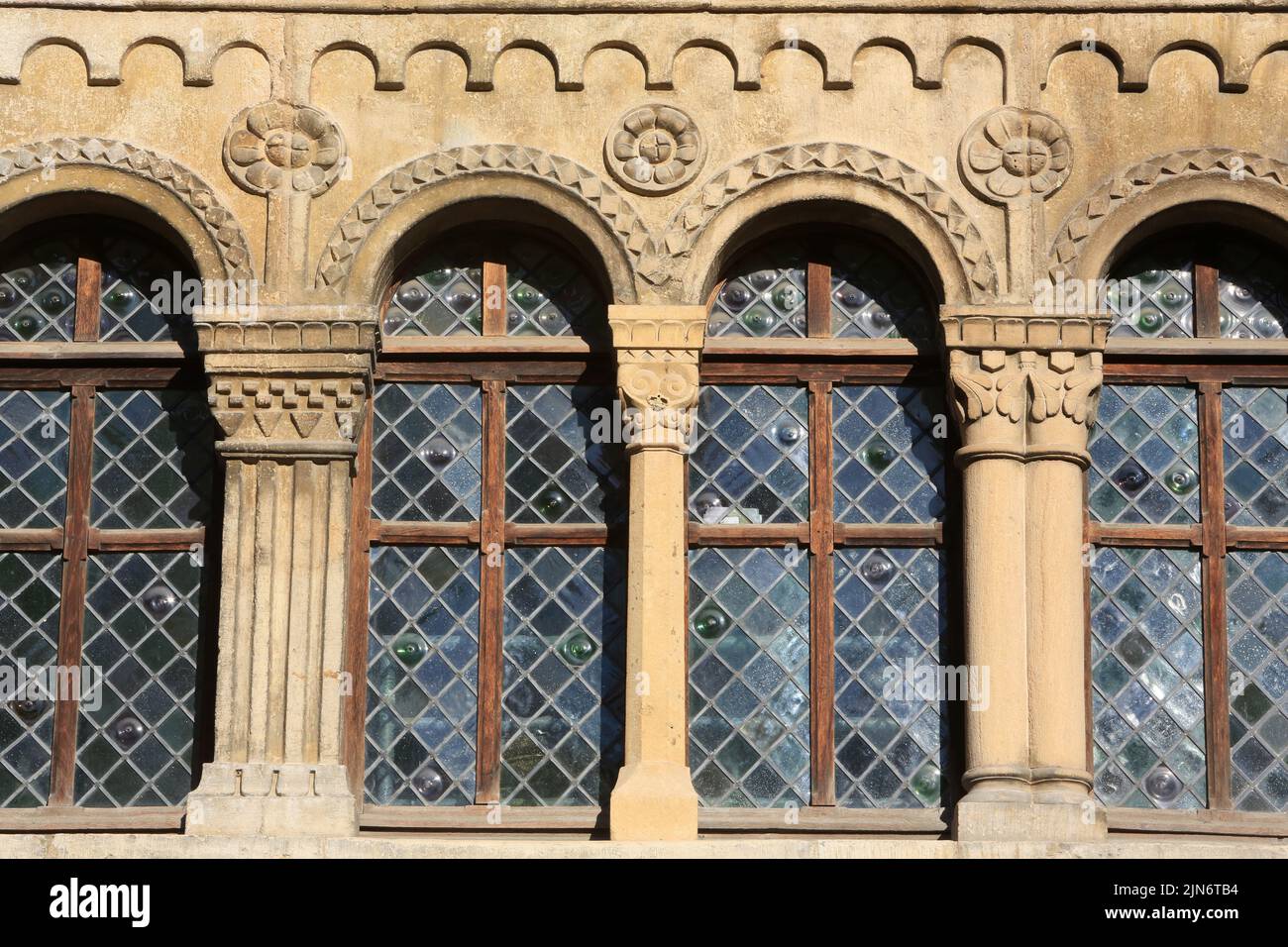 Maison du puits des Pénitents Noirs. Demeure romane, 25 et 27, rue de la République. Façade à pignons de la Chapelle des Pénitents. Cluny. Banque D'Images