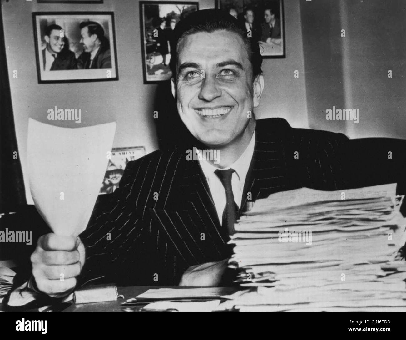 Messages de victoire - Un sourire Franklin D. Roosevelt Jr. Tient le message de félicitations du président Truman avant de l'ajouter à la pile de près de 2 500 sur son bureau ici hier. Des messages de félicitations ont été transmis à la suite de sa victoire lors de l'élection spéciale du siège de la Chambre des représentants de feu sol Bloom. 19 mai 1949. (Photo par AP Wirephoto). Banque D'Images Messages de victoire - Un sourire Franklin D. Roosevelt Jr. Tient le message de félicitations du président Truman avant de l'ajouter à la pile de près de 2 500 sur son bureau ici hier. Des messages de félicitations ont été transmis à la suite de sa victoire lors de l'élection spéciale du siège de la Chambre des représentants de feu sol Bloom. 19 mai 1949. (Photo par AP Wirephoto). Banque D'Images
