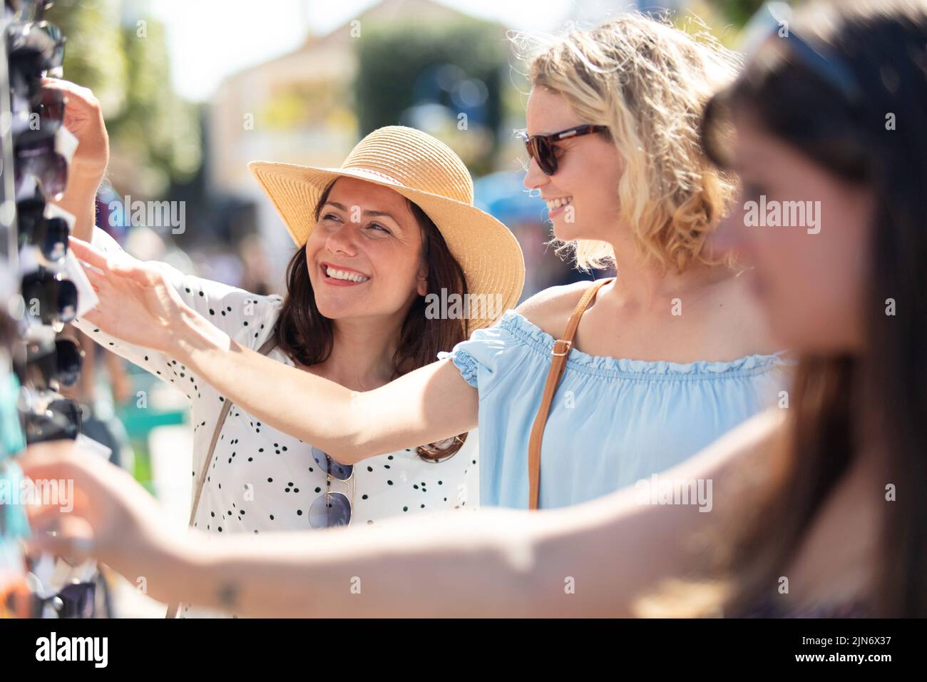 une photo d'un groupe de touristes vérifiant des lunettes de soleil Banque D'Images