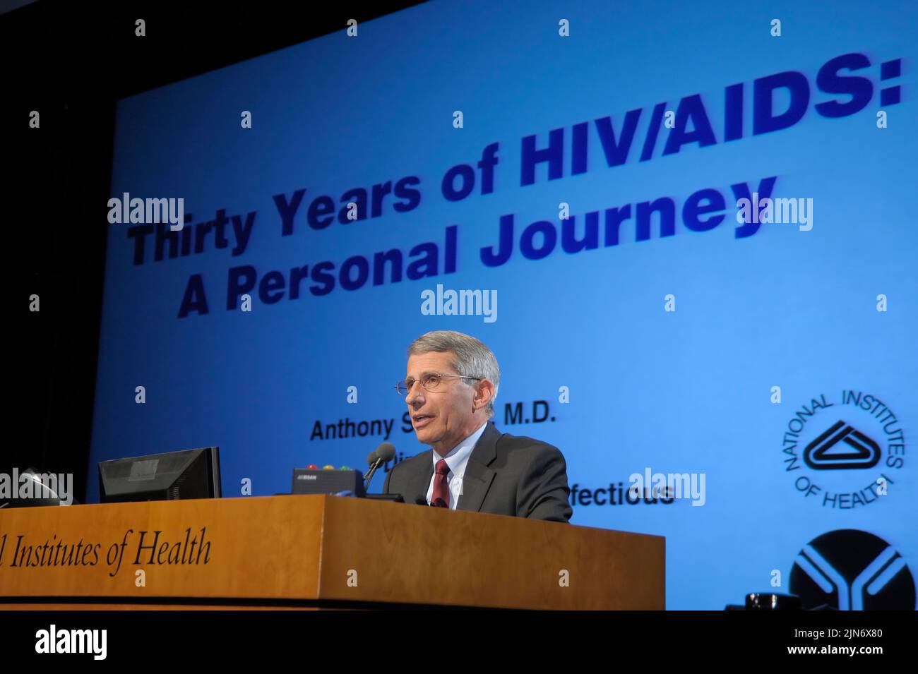 Le Dr Anthony S. Fauci parle de 30 ans de VIH/sida au 31 mai 2011, le directeur du NIAID, Anthony S. Fauci, M.D., a prononcé une conférence spéciale pour commémorer le 30th anniversaire des premiers cas signalés de ce qui est maintenant connu sous le nom de sida. Intitulée « 30 ans de VIH/SIDA : un parcours personnel », la conférence a eu lieu à l'auditorium Masur le campus du NIH à Bethesda, Maryland. Au cours de son intervention, le Dr Faucci, qui a été étroitement impliqué dans la lutte contre le VIH/sida depuis ses débuts, a décrit ses expériences personnelles en tant que médecin, chercheur principal sur le VIH/sida et administrateur scientifique. Crédit : NIAID Banque D'Images