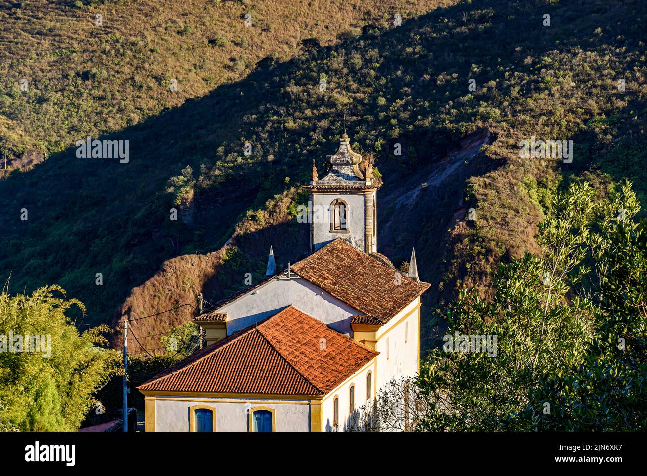 Église baroque historique de la ville d'Ouro Preto avec colline en arrière-plan en fin d'après-midi Banque D'Images