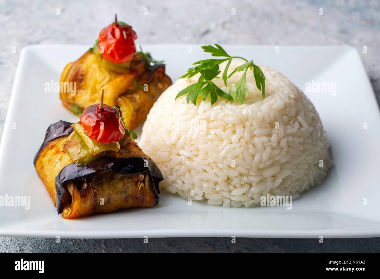 Délicieux plats traditionnels turcs ; Kofte kebab enveloppé d'aubergine (nom turc ; Islim - islim kebabi ou kurdan kebabi) Banque D'Images