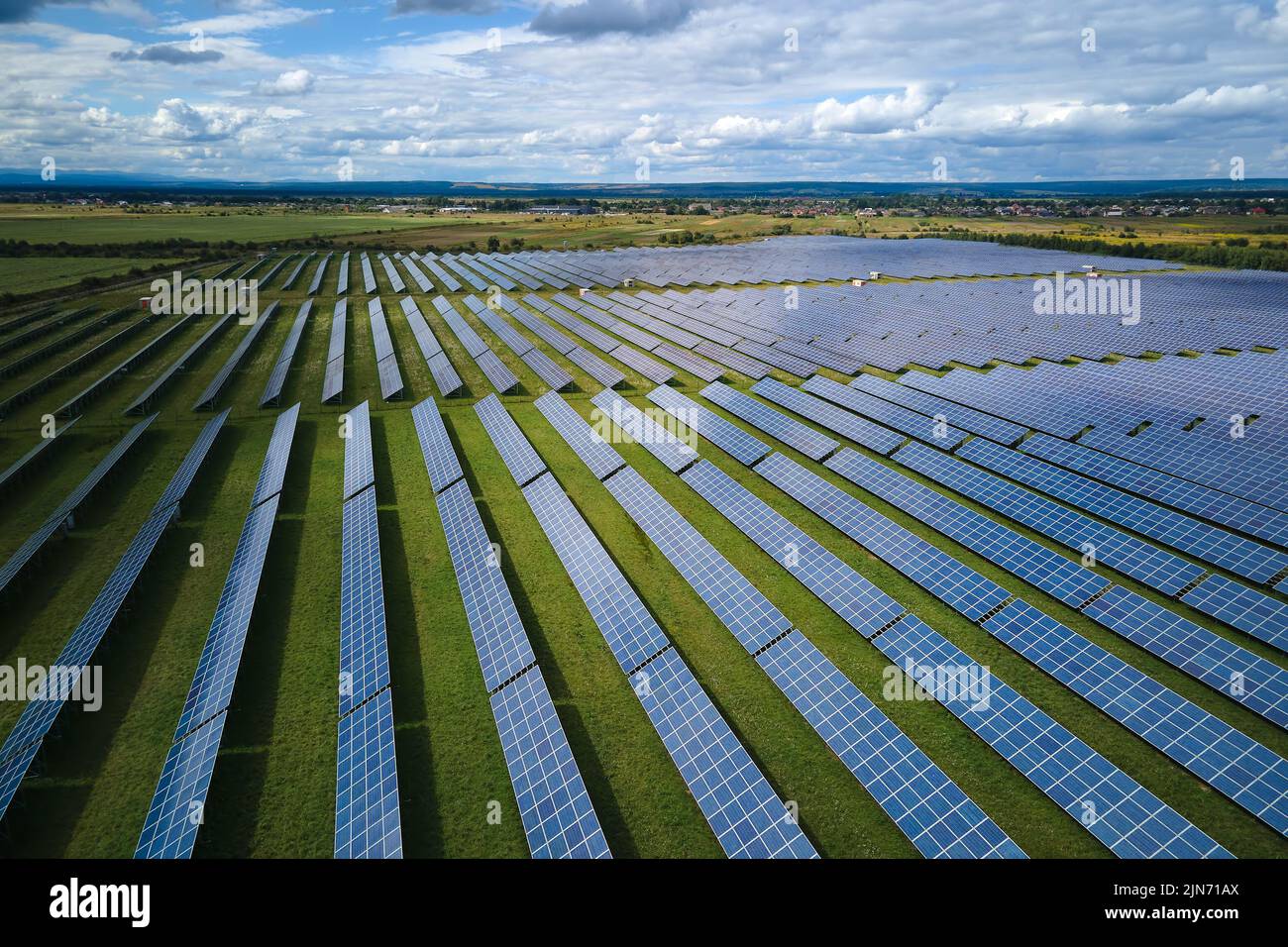 Vue aérienne de la grande centrale électrique durable avec de nombreuses rangées de panneaux photovoltaïques solaires pour produire de l'énergie électrique propre. Renouvelable Banque D'Images