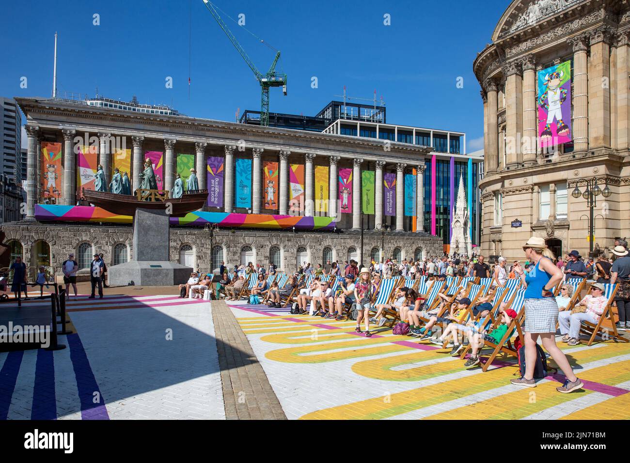 Des foules de gens qui regardent le site du Festival des Jeux du Commonwealth 2022 à Victoria Square, Birmingham avec l'architecture ancienne de la Maison du Conseil Banque D'Images