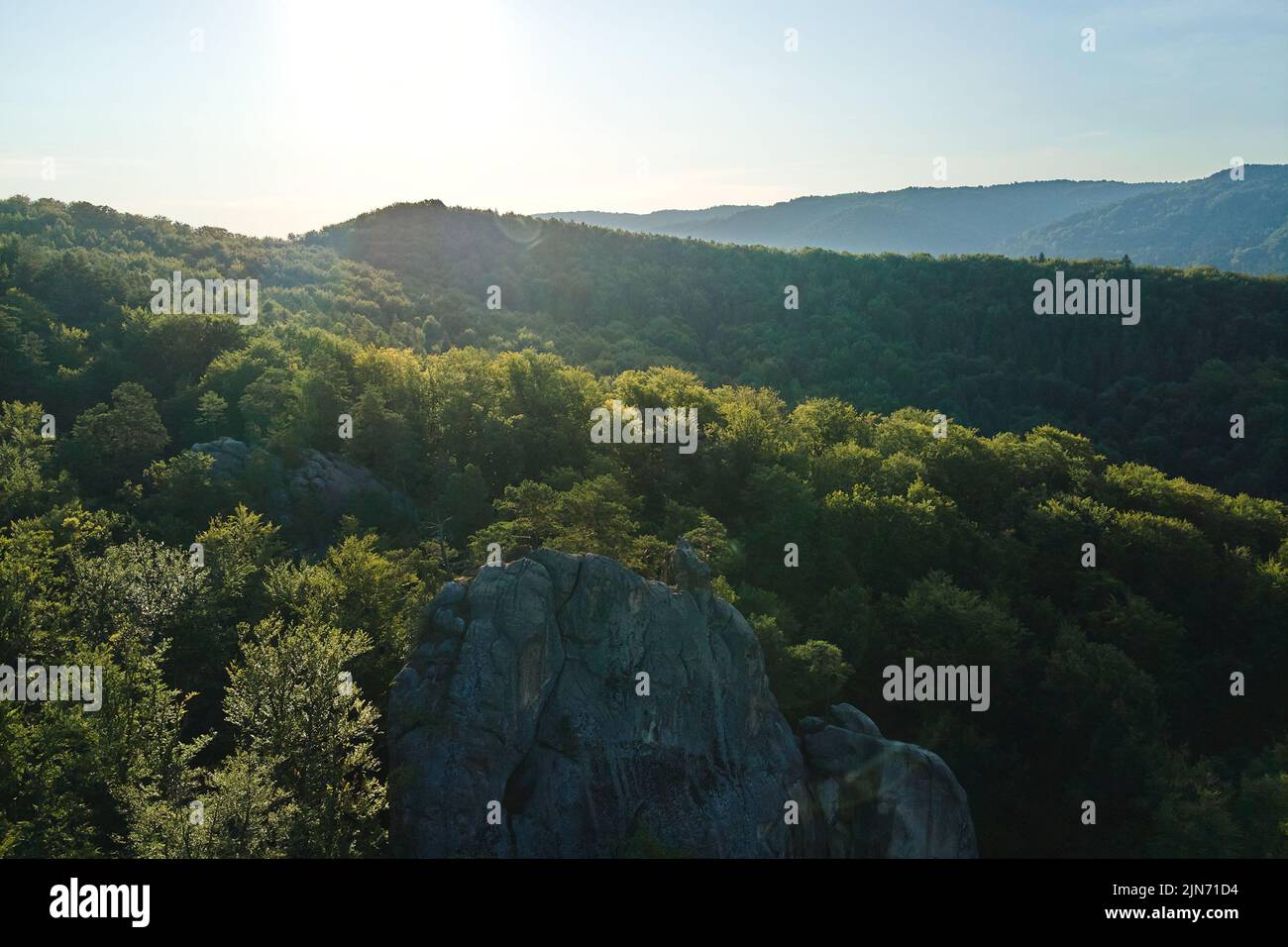 Vue aérienne sur un paysage lumineux avec des arbres de forêt verte et de grands rochers rocheux entre des bois denses en été. Magnifique paysage de forêt sauvage Banque D'Images