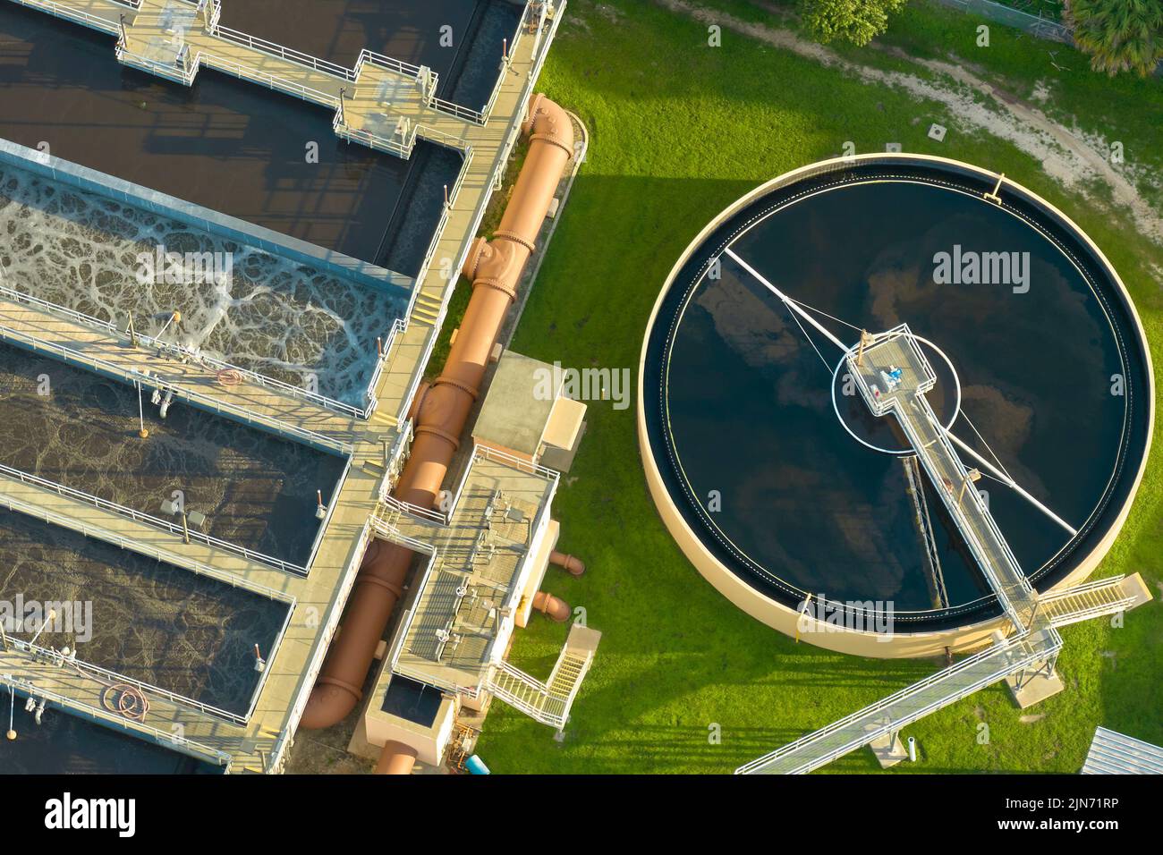 Vue aérienne de l'installation moderne de nettoyage de l'eau de l'usine de traitement des eaux usées urbaines. Procédé de purification de l'élimination des produits chimiques indésirables, suspendu Banque D'Images