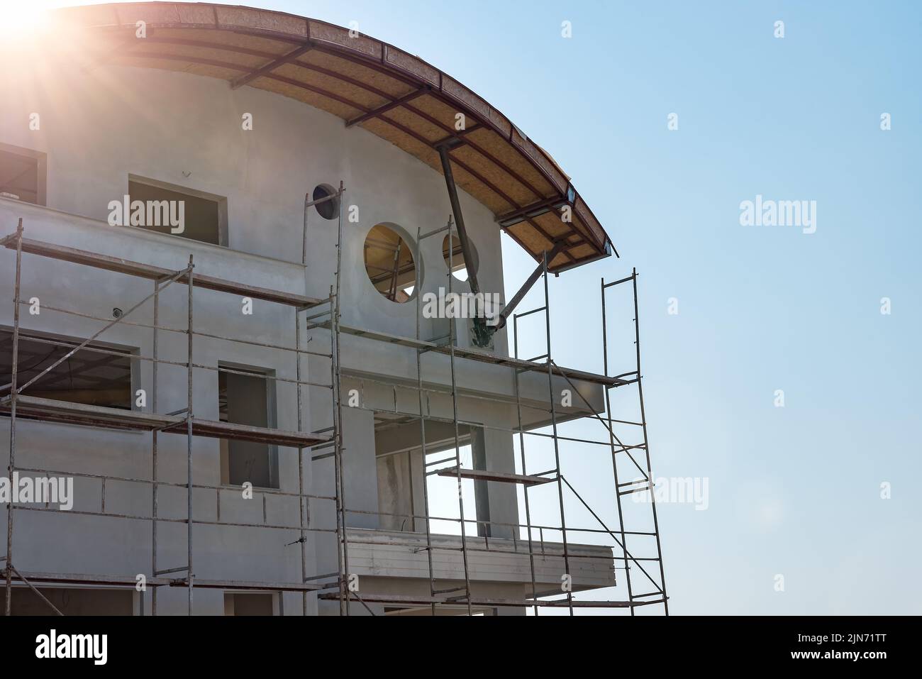 Détail d'une maison monolithique en construction. Fragment d'une nouvelle maison d'élite et d'un complexe résidentiel. Copier l'espace. Ciel bleu Banque D'Images