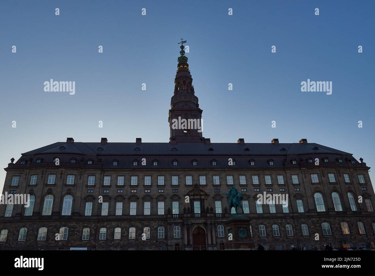 Le palais Christiansborg est situé dans le centre de Copenhague. C'est là que le Parlement danois, les politiciens et la Cour suprême ont leurs bureaux. Banque D'Images Le palais Christiansborg est situé dans le centre de Copenhague. C'est là que le Parlement danois, les politiciens et la Cour suprême ont leurs bureaux. Banque D'Images