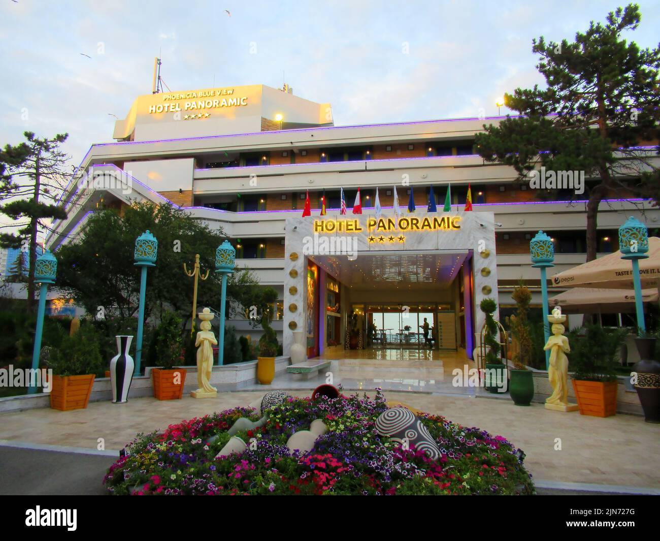 L''Hotel Panoramic fait partie du complexe Amphitheatre-Belvedere-Panoramic, situé dans la station balnéaire d''Olimp, sur le front de mer, à 50 mètres de la plage. Banque D'Images