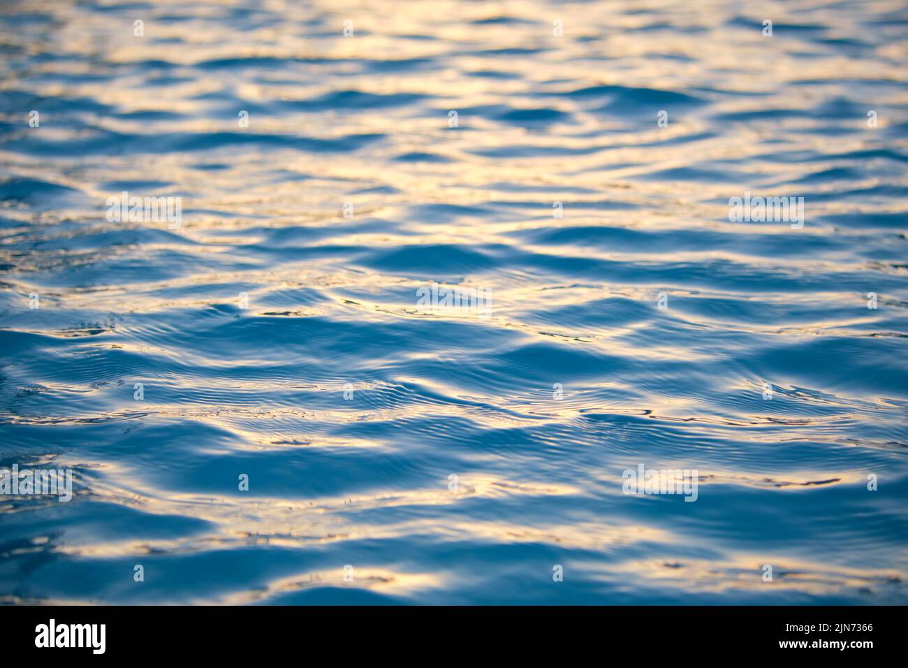 Gros plan d'eau de mer bleu avec petites vagues ondulées Banque D'Images