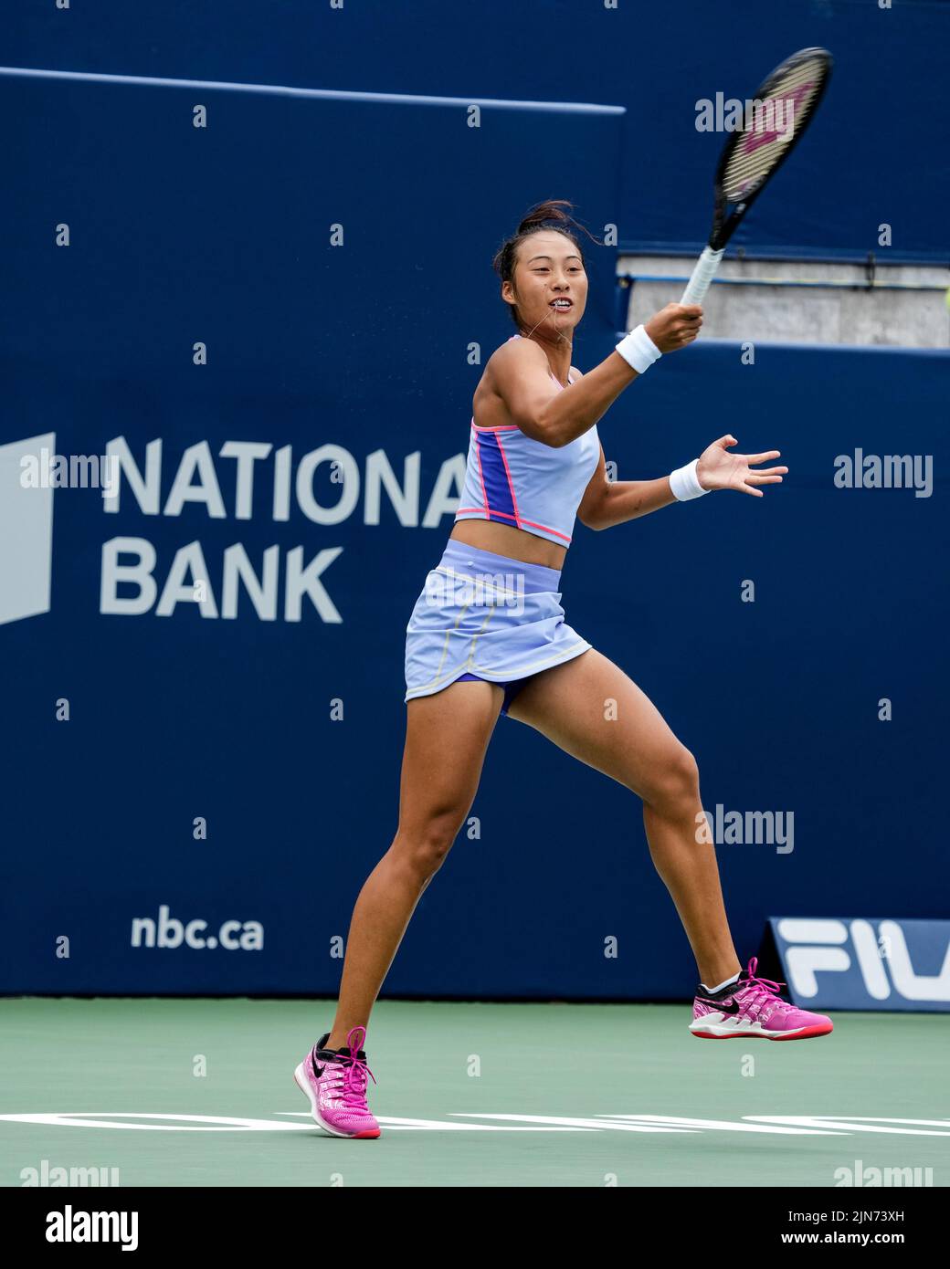 Toronto, Canada. 9 août 2022. Le joueur de tennis chinois Qinwen Zheng termine à l'Open de Banque nationale 2022 (Open canadien) au stade Sobey's de Toronto. Christopher Child/EXimages crédit: EXImages/Alamy Live News Banque D'Images